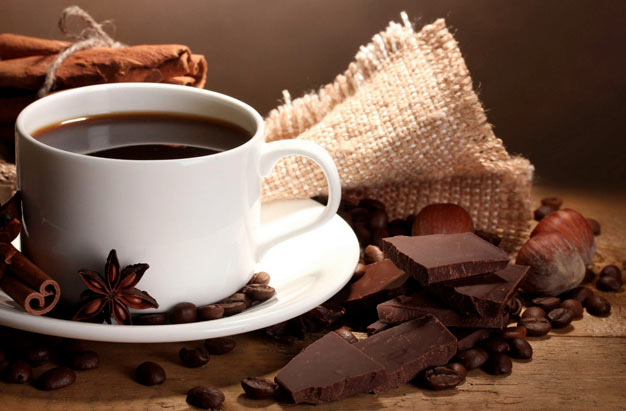 café e chocolate ricos em cafeína