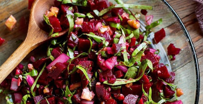 Salada de beterraba com cebola roxa