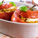 Receita de tomate recheado com ovo, pimentão e cebola