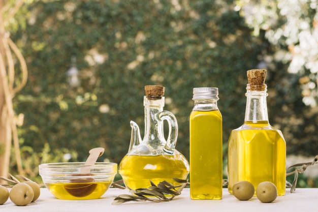 azeite de oliva em diferentes frascos