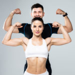 casal mostrando os bíceps