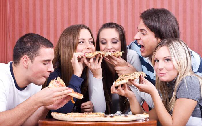 Amigos comendo pizza