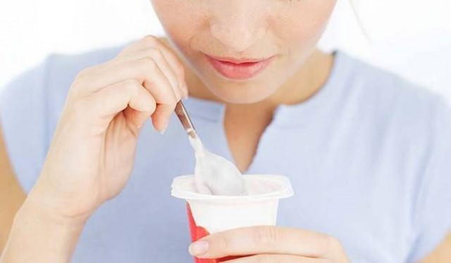 Mulher tomando iogurte