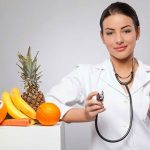 Médica segurando frutas