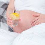 Grávida pode tomar água com limão? Limão na gravidez faz mal?