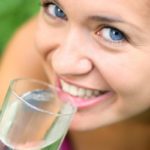 Como o Consumo de Água Pode Te Ajudar a Emagrecer – 9 Maneiras