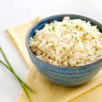 Receita de arroz de forno de couve-flor fit e saudável