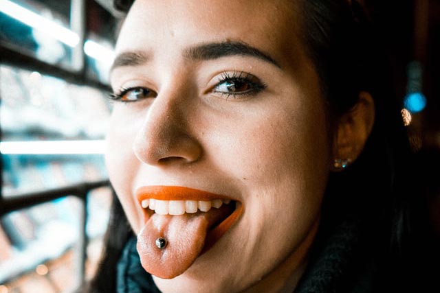 mulher com piercing na lingua