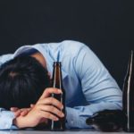 Beber até cair pode elevar o risco de demência, aponta estudo