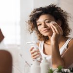 Por que dormir de maquiagem faz mal para sua pele