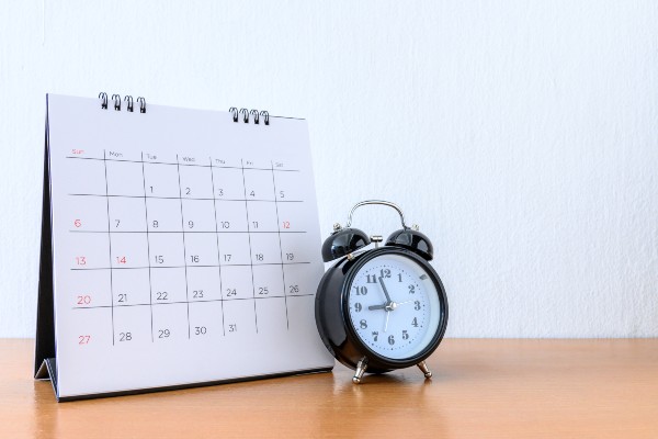 calendário e relógio para controlar jejum alternado