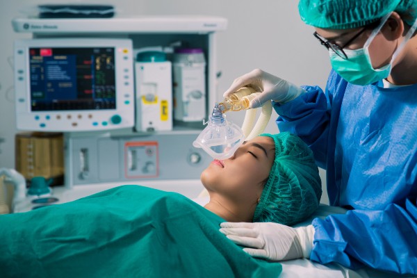 médico aplicando anestesia