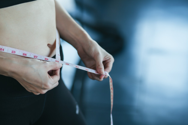 mulher medindo a barriga otimizar metabolismo