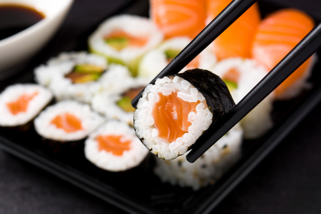 comida japonesa salmon maki sushi