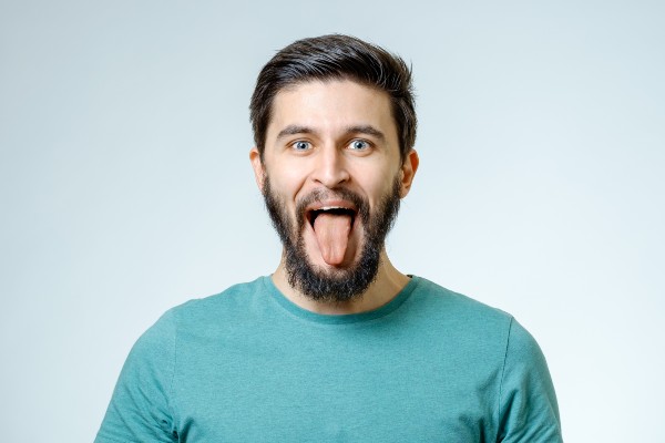 homem mostrando a língua