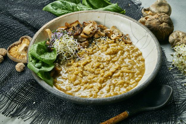 Sopa com arroz selvagem e cogumelos
