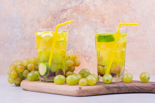 Suco de uva verde com limão e erva doce