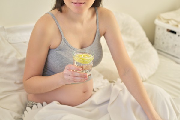 grávida tomando água com limão
