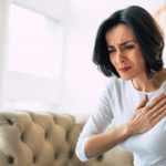 Entenda como funciona a dor no peito por estresse