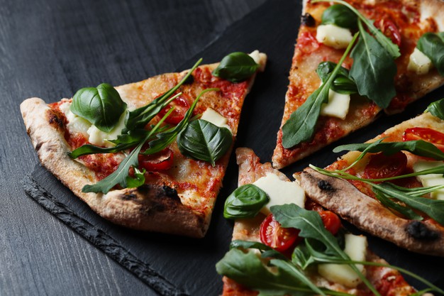 pedaços de pizza vegetariana saudável