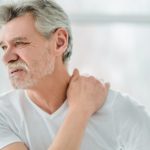 5 jeitos de aliviar a dor nos ombros e no pescoço por ansiedade