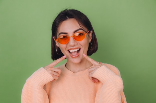 óculos com lentes cor de laranja