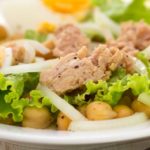 Receita de salada de grão-de-bico nutritiva e fácil