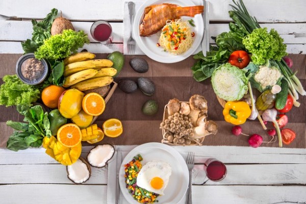 mesa com alimentos saudáveis