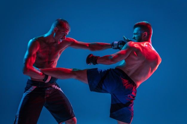 homens lutando kickboxing