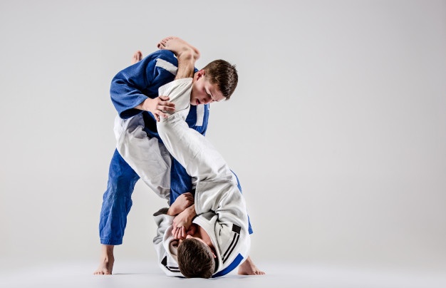 homens treinando jiu jitsu