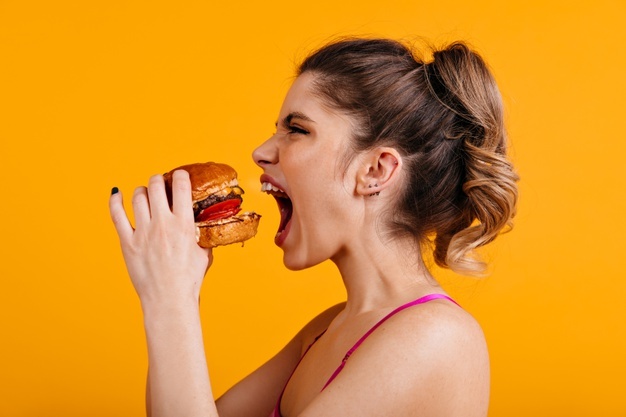 mulher comendo hambúrguer