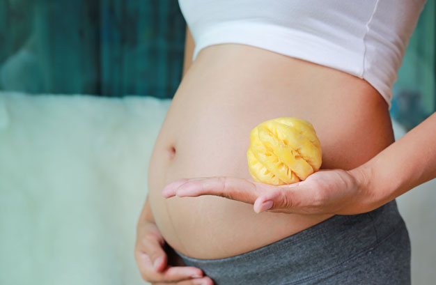 grávida segurando o abacaxi
