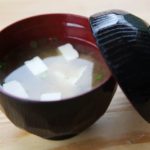 Receita de sopa de missô (missoshiru) simples e fácil