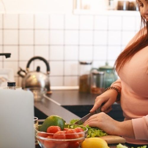 mulher obesa cozinhando