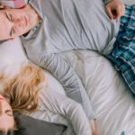 Qual é a melhor posição para dormir? Dicas e cuidados