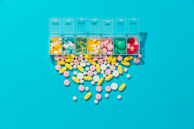 comprimidos de medicamentos diversos separados por dias da semana