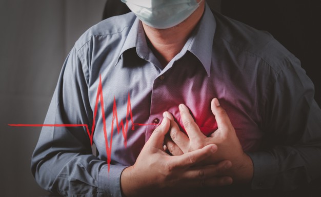 homem tendo ataque do coração é um dos riscos de triglicerídeos alto