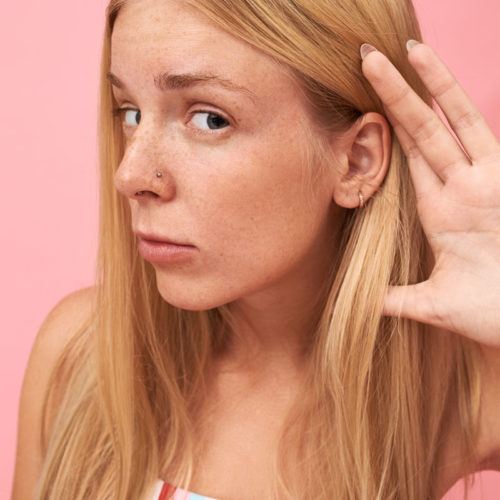 mulher com dificuldade de ouvir audição