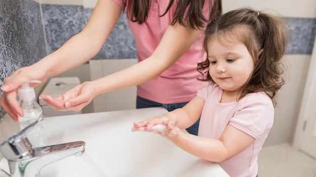 Criança lavando mãos