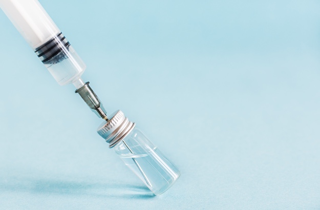 Frasco de vidro médico e seringa para vacinação, ampola para injeção. 