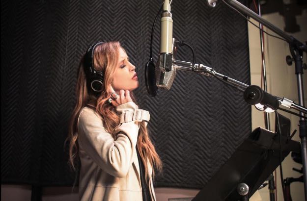 Lisa Marie Presley, filha de Elvis Presley cantando em estúdio.  
