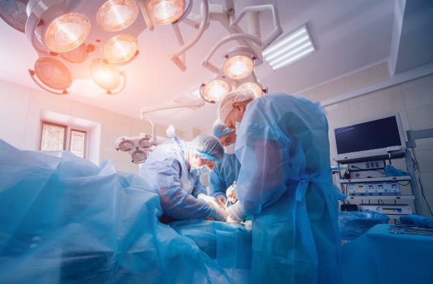 Processo de operação da cirurgia de trauma. Grupo de cirurgiões na sala de cirurgia com equipamentos cirurgicos. 